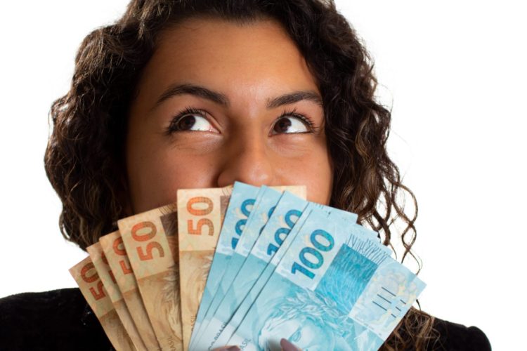 Governo confirma pagamento de duas parcelas de R$ 1.412; lista revelada de quem recebe
