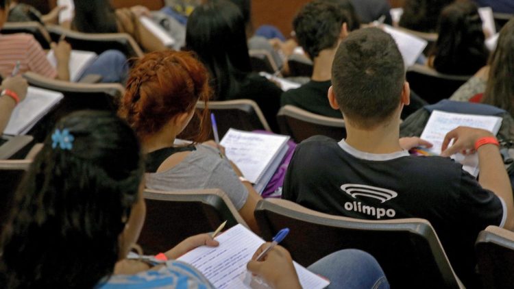 Cartão Material Escolar de até R$ 320 está disponível para retirada; confira quem tem direito