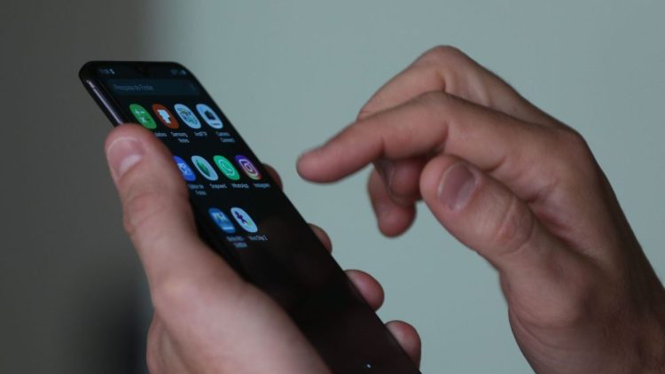 Golpe da selfie promete benefícios mas é CILADA; entenda