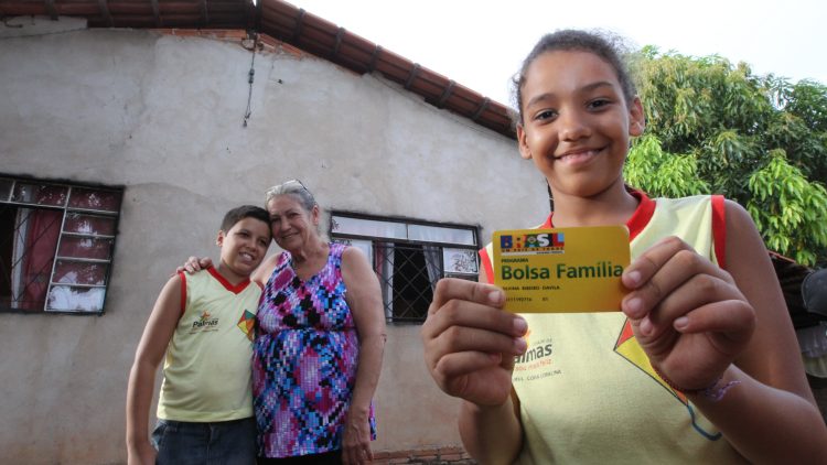 Bolsa Família paga aumento de R$ 50 para titulares no calendário de novembro