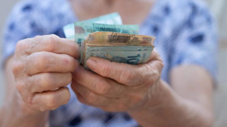13º salário abaixo do esperado? Saiba como contestar os descontos