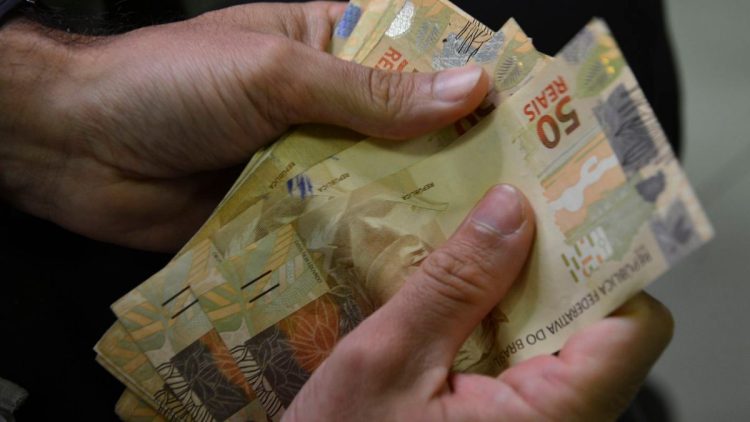 Caixa libera até R$ 1.412 na conta de brasileiros HOJE e lista de quem tem direito é divulgada