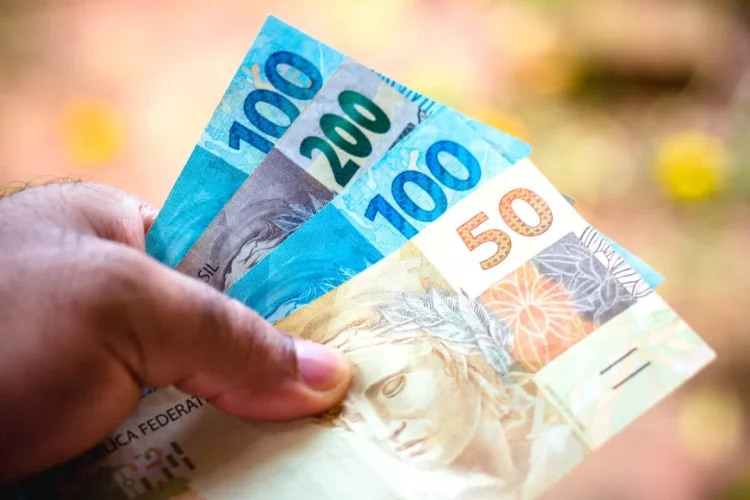 Entenda o 13º salário: qual o valor de cada parcela, prazo de depósito e como sacar