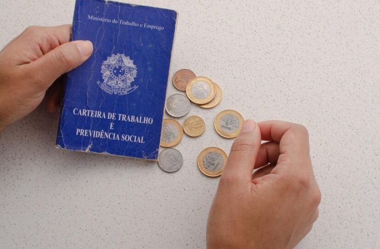 Salário mínimo de 2024 é divulgado mexendo com o bolso do trabalhador