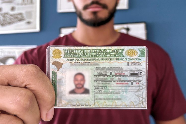 Nova lei começa para a renovação da CNH e motoristas +50 anos têm BOA NOTÍCIA revelada