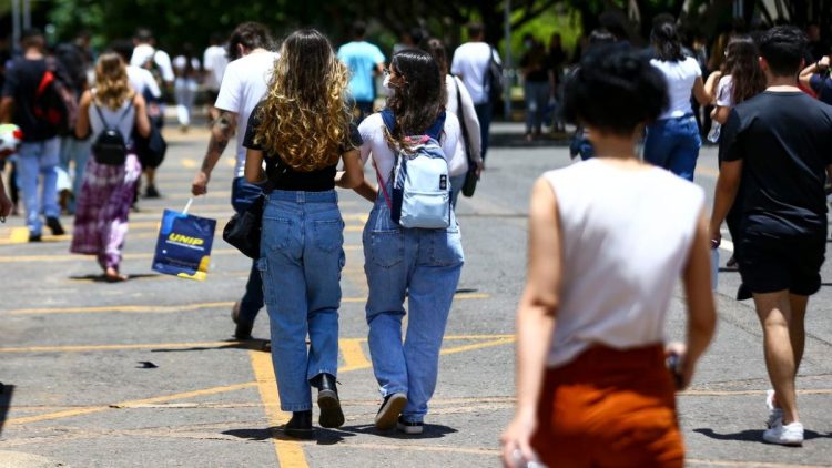 Governo anuncia novo programa do Pé-de-meia e anima estudantes com nova renda mensal