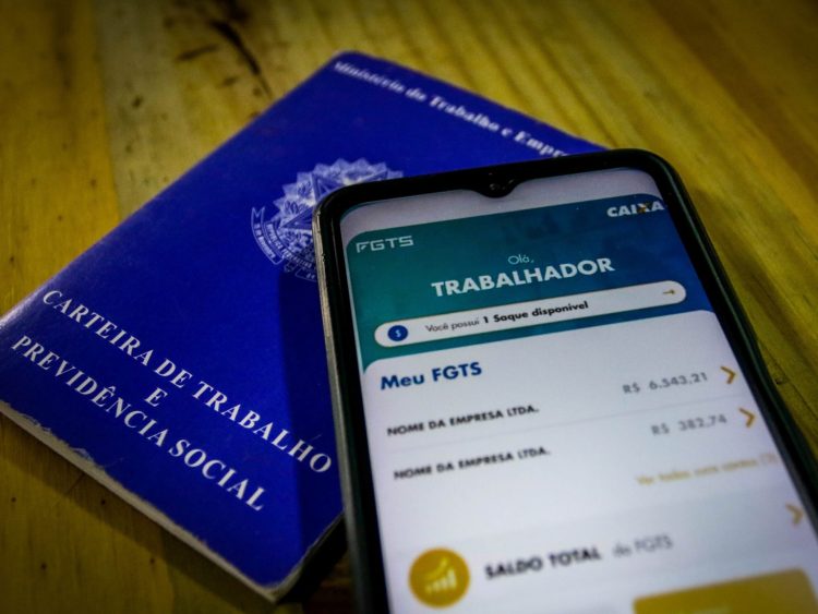 Saque-aniversário ou rescisão: qual opção do FGTS libera mais dinheiro?