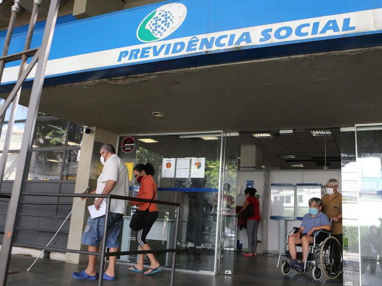 Idade mínima para se aposentar pelo INSS passa por correção
