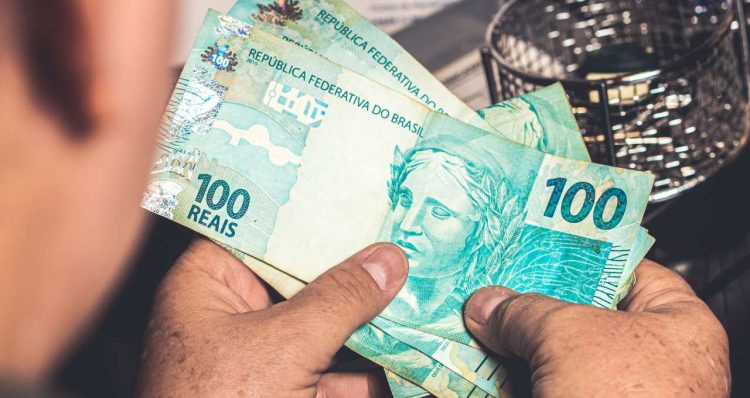 Antecipação do 13º salário no banco: Regras e cálculos que o gerente não te conta
