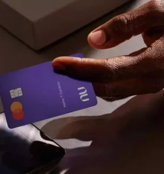 Clientes Nubank comemoram novos serviços fornecidos no app do banco