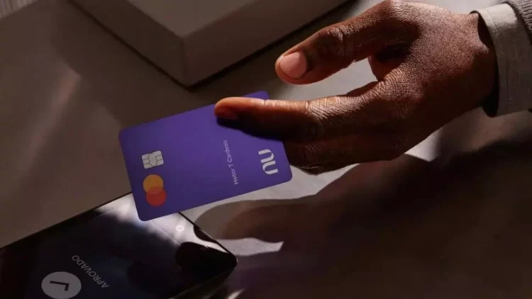 Clientes Nubank comemoram novos serviços fornecidos no app do banco