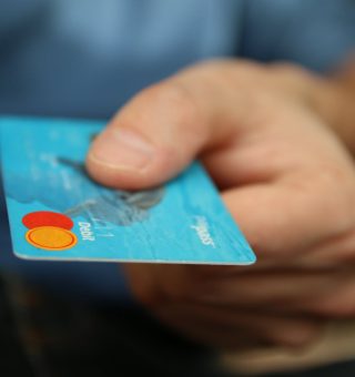 Nova lei do cartão de crédito traz benefícios para aposentados e trabalhadores
