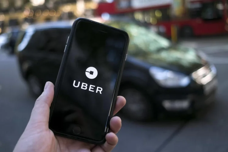 Uber deve indenizar passageiro que esqueceu compras; veja