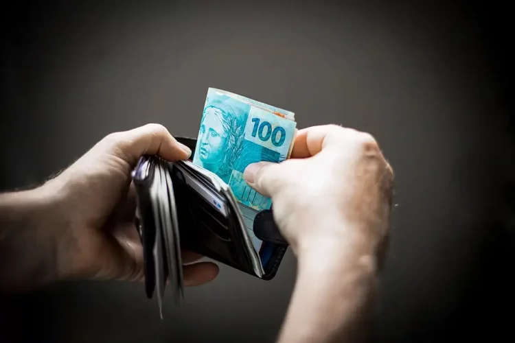 Bolsa trabalho paga valor de R$ 2.700 via Caixa Tem para brasileiros; veja regras