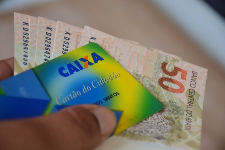 Nascidos nos meses 11 e 12 serão últimos a receber benefício de R$ 1.412 na Caixa