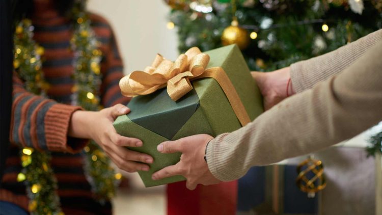 Amigo oculto: 5 dicas para participar da brincadeira sem cair seu orçamento