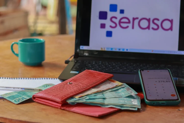 Brasileiro com nome sujo recebe comunicado URGENTE do Serasa