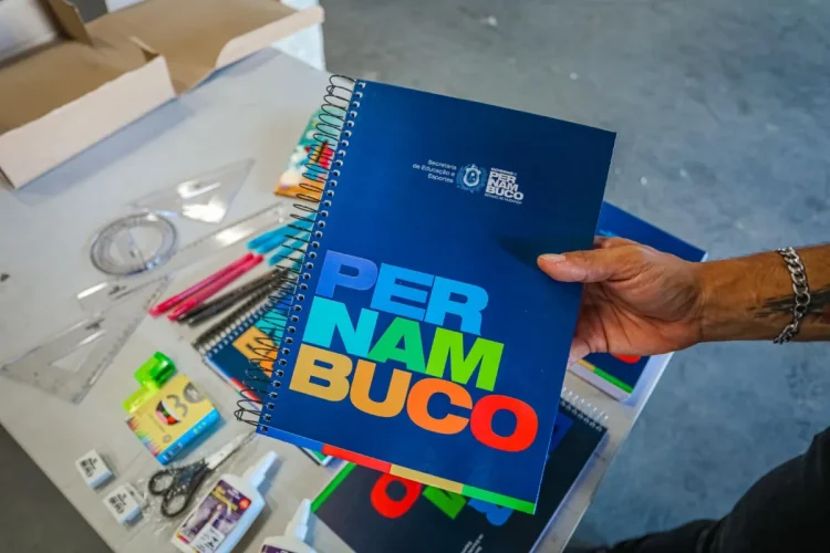 Kit escolar gratuito começa a ser entregue; veja onde fazer a retirada
