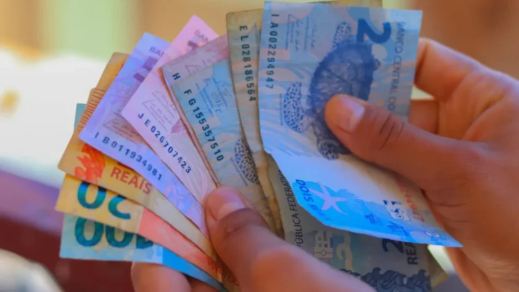 Pagamentos de R$ 200 a R$ 2.950 são liberados para quem tem entre 14 e 60 Anos; veja como recebe