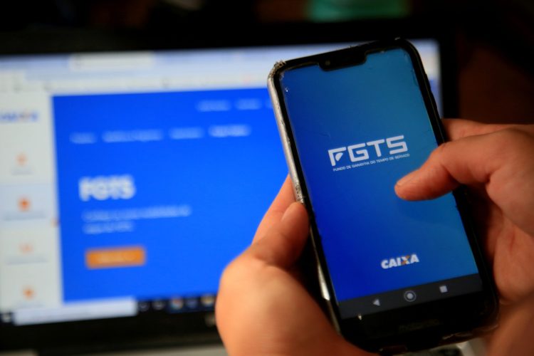 Valor de R$ 6,2 mil do FGTS já pode ser retirado em saque pela Caixa