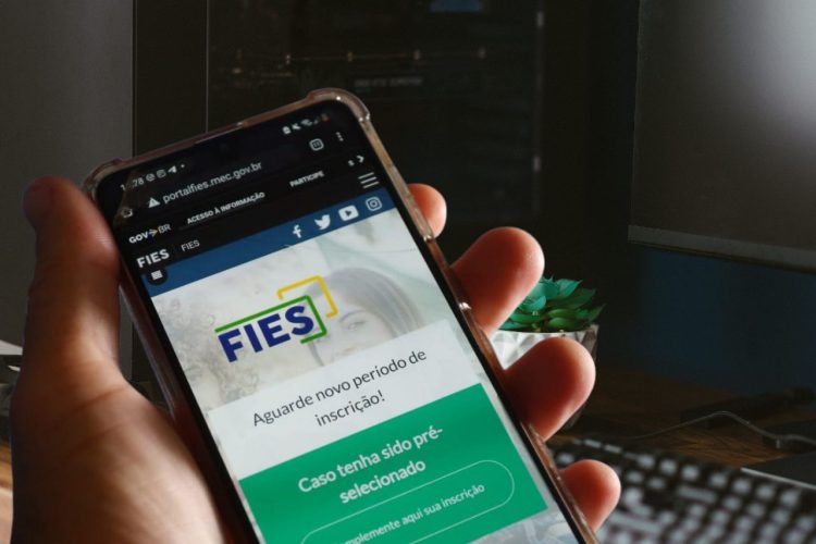 Quais os juros do FIES? Entenda se vale a pena tentar uma vaga no programa