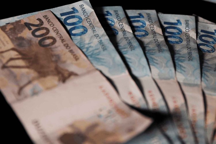 notas de R$ 100 e R$ 200 do novo salário mínimo