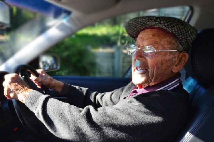 Idosos com 70 anos+ estão em alerta: eles podem perder a permissão para dirigir!