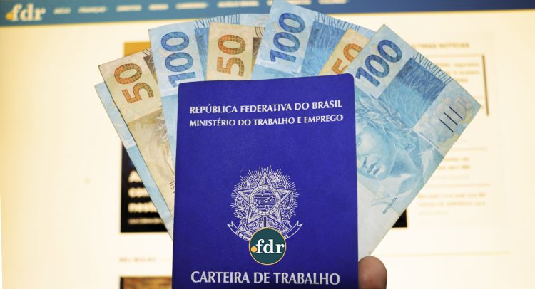 Auxílios do governo receberão aumento após confirmação de novo salário mínimo acima de R$ 1.500; veja quais