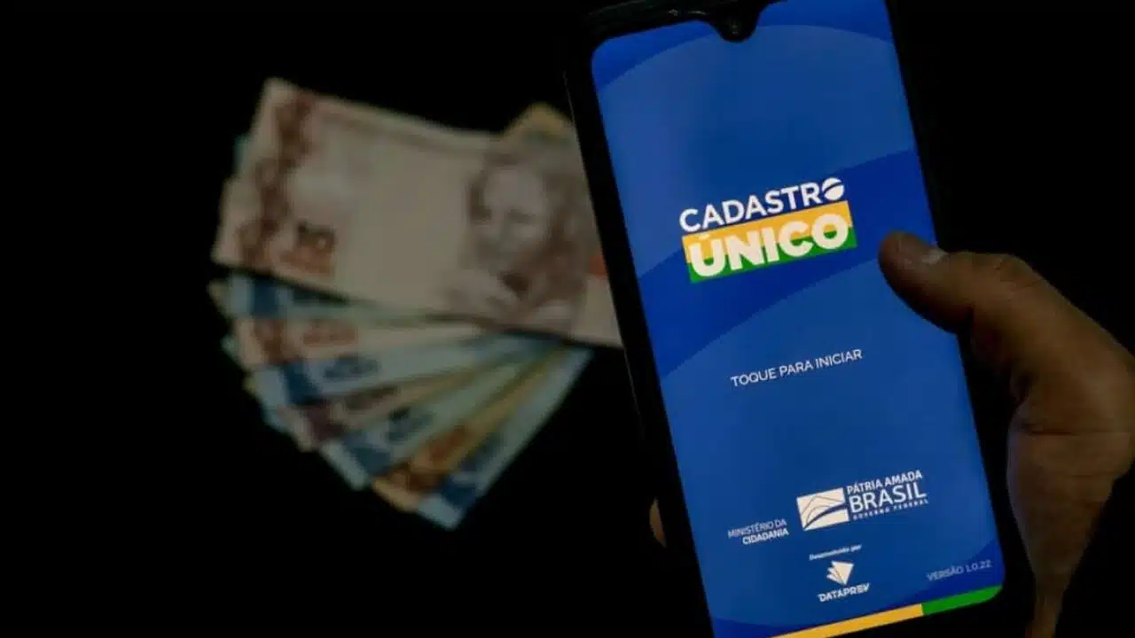 Inscritos no CadÚnico comemoram PIX confirmado pela Caixa Econômica