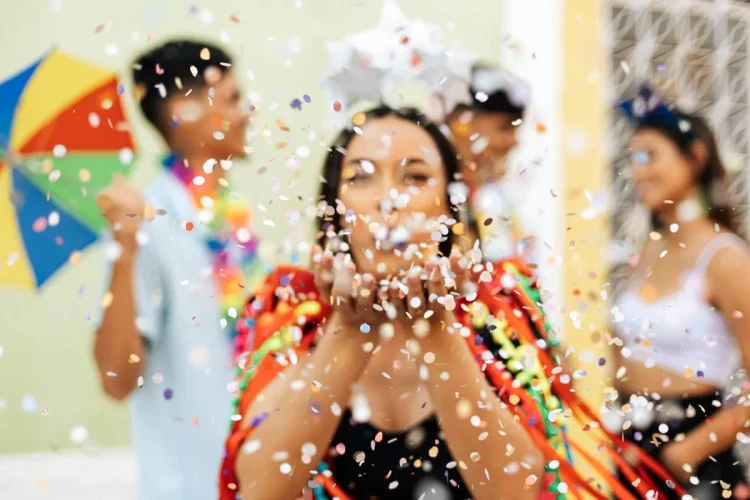 CARNAVAL 2026: Guia de Segurança para curtir o bloco sem prejuízos no bolso e no celular