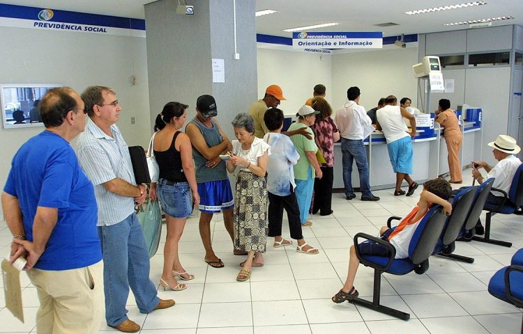 Servidores do INSS vão receber até R$ 17,1 mil em força-tarefa para reduzir a fila de espera