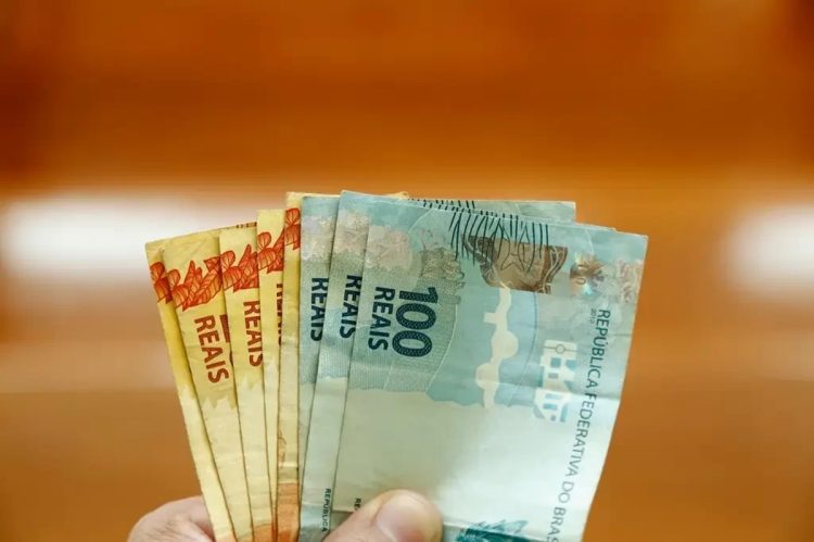 Governo propõe novo salário mínimo de R$ 1.717; confira quando o aumento entra em vigor