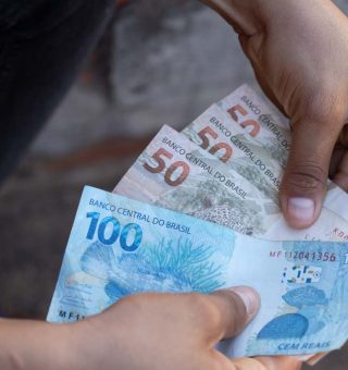 Trabalhadores podem sacar R$ 1.412 a partir de HOJE (15/03); veja se você tem direito