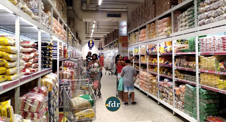 Quanto custa a cesta básica? Veja quanto você precisa faturar em 2026 para comer o básico