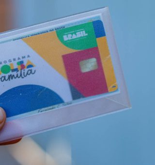 Lista com 700 mil famílias ficam de fora do bolsa família de julho; confira se você faz parte