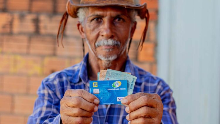 Fim de ano com dinheiro extra para Idosos com 60 anos