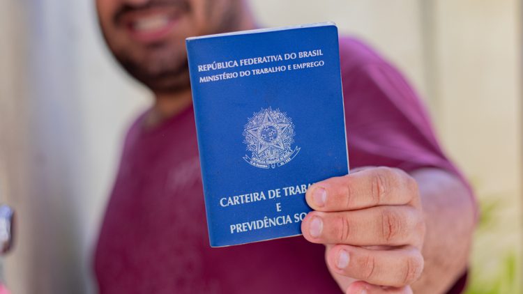 O que diz a lei sobre ser chamado para trabalhar no feriado de amanhã (01/05)