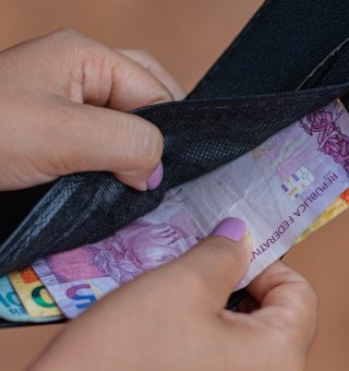 REAJUSTE para R$ 1.994,56 no salário mínimo faz brasileiros comemoram