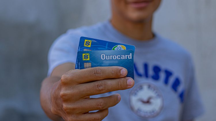 Jovens de 18, 19, 20, 21, 22, 23 e 24 anos receberão R$ 200 do governo em poucos dias