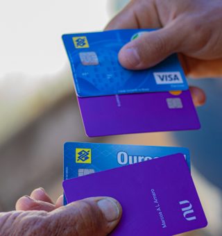 Aposentados e trabalhadores são SALVOS pela nova LEI do cartão de crédito