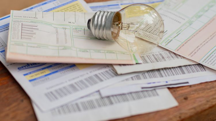 Idosos podem pedir desconto de até 65% na sua conta de luz a partir de hoje (23/01)