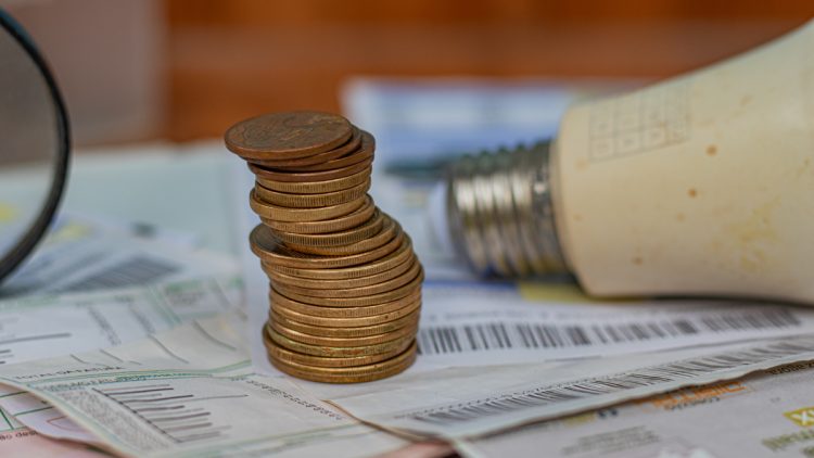 Dezembro com bandeira amarela: veja quanto você economiza