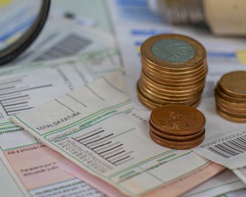 Descubra como economizar na conta de luz mesmo com bandeira vermelha