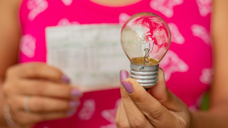 Não tem horário de verão, mas você ainda pode economizar na conta de luz; veja como