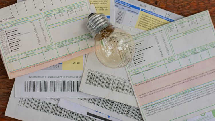 Você sabe se está com dívida atrasada ou dívida negativada? Entenda a diferença e o que muda