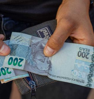 Nova decisão do governo beneficia quem recebe até R$ 2.824 dando desconto extra de R$ 564,80