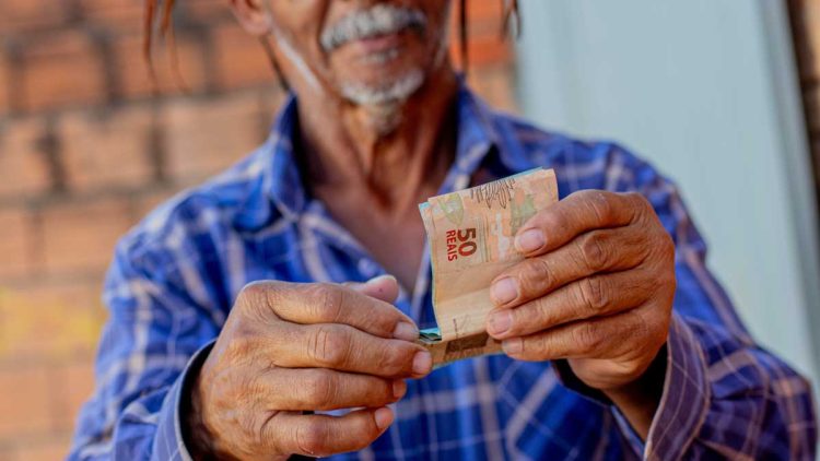 Justiça libera R$ 2,8 BILHÕES em atrasados do INSS; veja como consultar se seu nome está na lista