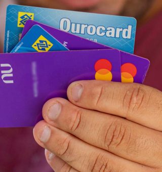 Compras online com cartão de crédito sofrem mudanças drásticas fazendo brasileiros se readaptarem