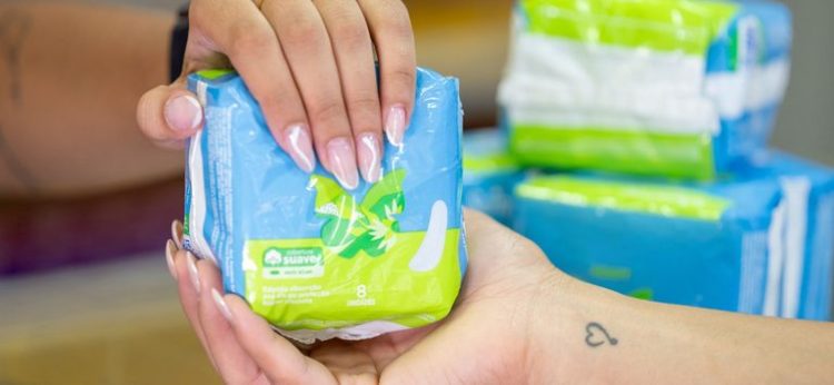 Como conseguir absorvente de graça? Saiba onde item pode ser retirado