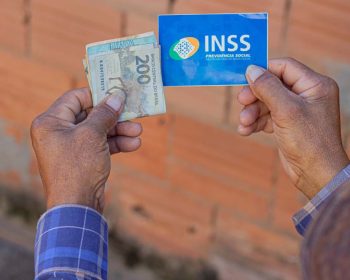 Aposentados do INSS ganham direito à INDENIZAÇÃO com valores acima de R$ 10 mil